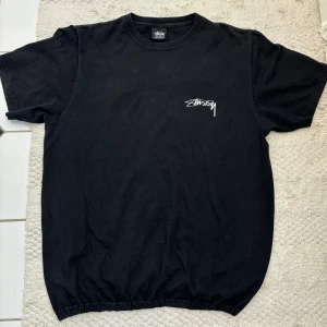 Stussy t-shirt - Vill sälja den för jag knappt använder den längre. Motivet har spruckit lite på både sidorna. Väldigt fin t-shirt till sommaren