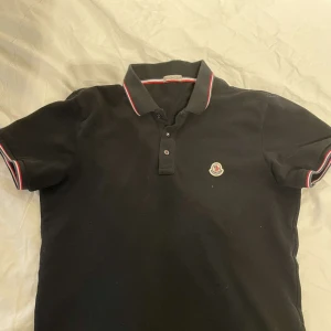 Moncler piké  - Hej säljer nu min monclear piké i bra skick, haft den i Sirkus 1år men inte andvändt så ofta. Skriv gärna för mer bilder, kan mötas eller frakta Kvitto finns ej 