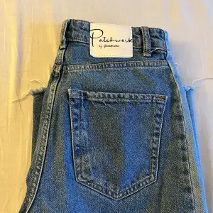 Denna jeans är storlek 34 och är en blandning av mom jeans och wida jeans. Det som är unikt med de här jeansen är deras två olika färger (mörkblå & ljublå). De är i god skick och har använts några ggr. De är direkt köpta från Spanien 😍