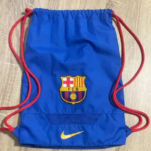 Snygg Barcelona Nike gym väska, bra sikt 9/10. 2 Fickor. Ny går för ca 160kr. Hör av dig för mer bilder eller frågor.