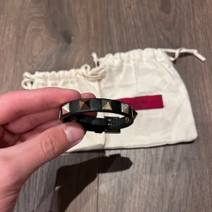 Valentino armband - Valentino armband i utmärkt skick, general wear lite crease från användning. Kommer med 2 dustbags, svart med guldiga studs. Nypris 3100 mitt pris 1100! Bara o skriva vid frågor eller funderingar, över 60 refs finns! :)