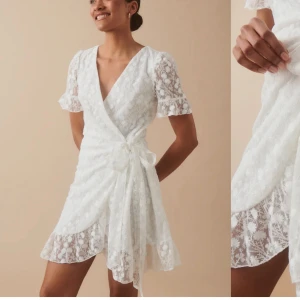 Ginatricot student klänning - Säljer denna fina klänning, då jag beställa två olika storlekar. Prislappen sitter kvar på plagget!