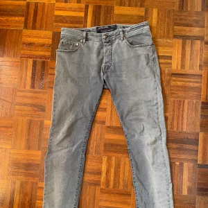 Jacob Cohen jeans - Ett par snygga Jeans från det lyxiga märket Jacob Cohen. Jeansen är i bra skick förutom en liten bristning i grenen. I övrigt är de väldigt bekväma och har snygga detaljer! Säljer då de var lite för stora.