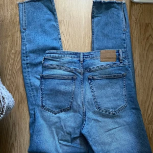 Zara byxer - Zara byxer i storlek 36 passar absolut 34, använt 3-2 gånger och säljer pgd de inte kommer till användning💞