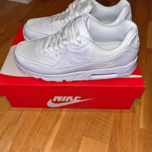 Air max 90 - Tjena!! Säljer mina air max 90 i storlek 44. Det är helt oanvända, priset kan diskuteras vid snabb affär. Finns fler bilder vid behov!!✌️