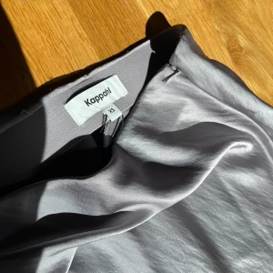 Silvrig Grå sidenkjol sidenlångkjol långkjol - Super fin. Den är en långkjol i super fint silvrigt/ grått lite skimrande material. Som andra sidenkjolar så sitter den väldigt fint på. Köpt för 450. Xs men skulle säga den är S också