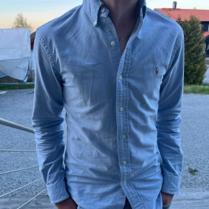 Ralph lauren skjorta - Säljer nu min Ralph lauren skjorta eftersom den är för liten för mig. Den är endast använd 2 gånger. Nypris 1600, mitt pris 550. Skicka dm om ni har frågor.