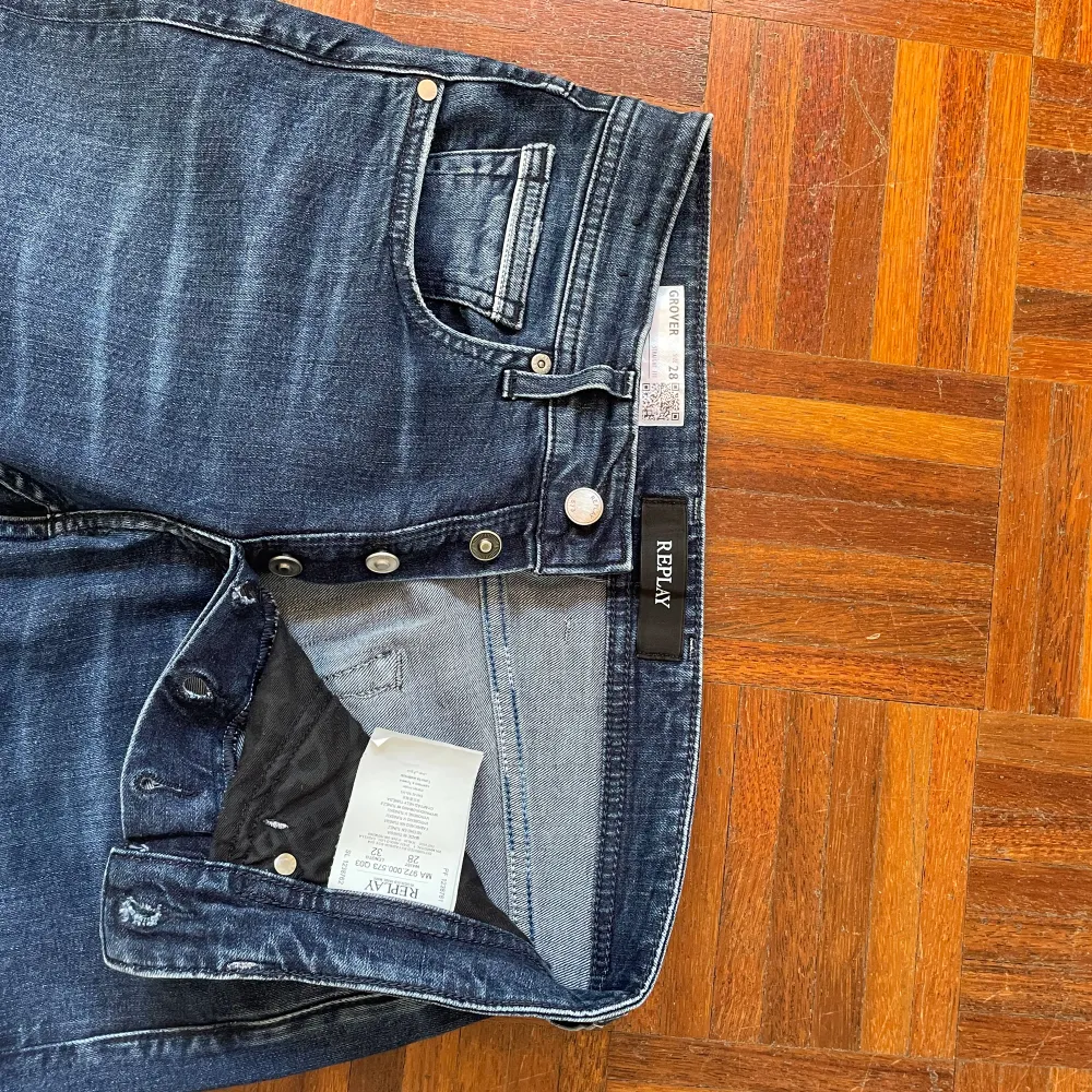 Ett par replay grover jeans i riktigt bra skick. Ett par högkvalitativa jeans med snygga detaljer. Storleken är  W28 L32. Tveka inte att höra av dig om du har några frågor :). Jeans & Byxor.