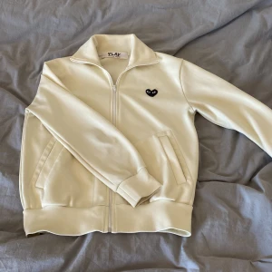 Cdg tröja  - Säljer denhär asfeta cdg tröjan för den har blivit lite för liten för mig. Den är i bra skick och är inte sönder någonstans, inga fläckar heller. Skriv för flera bilder eller liknande, priset går att diskuteras! 