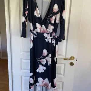 Blommig klänning från Bonprix - Supersöt klänning från Bonprix - oanvänd.  Strl 40/42