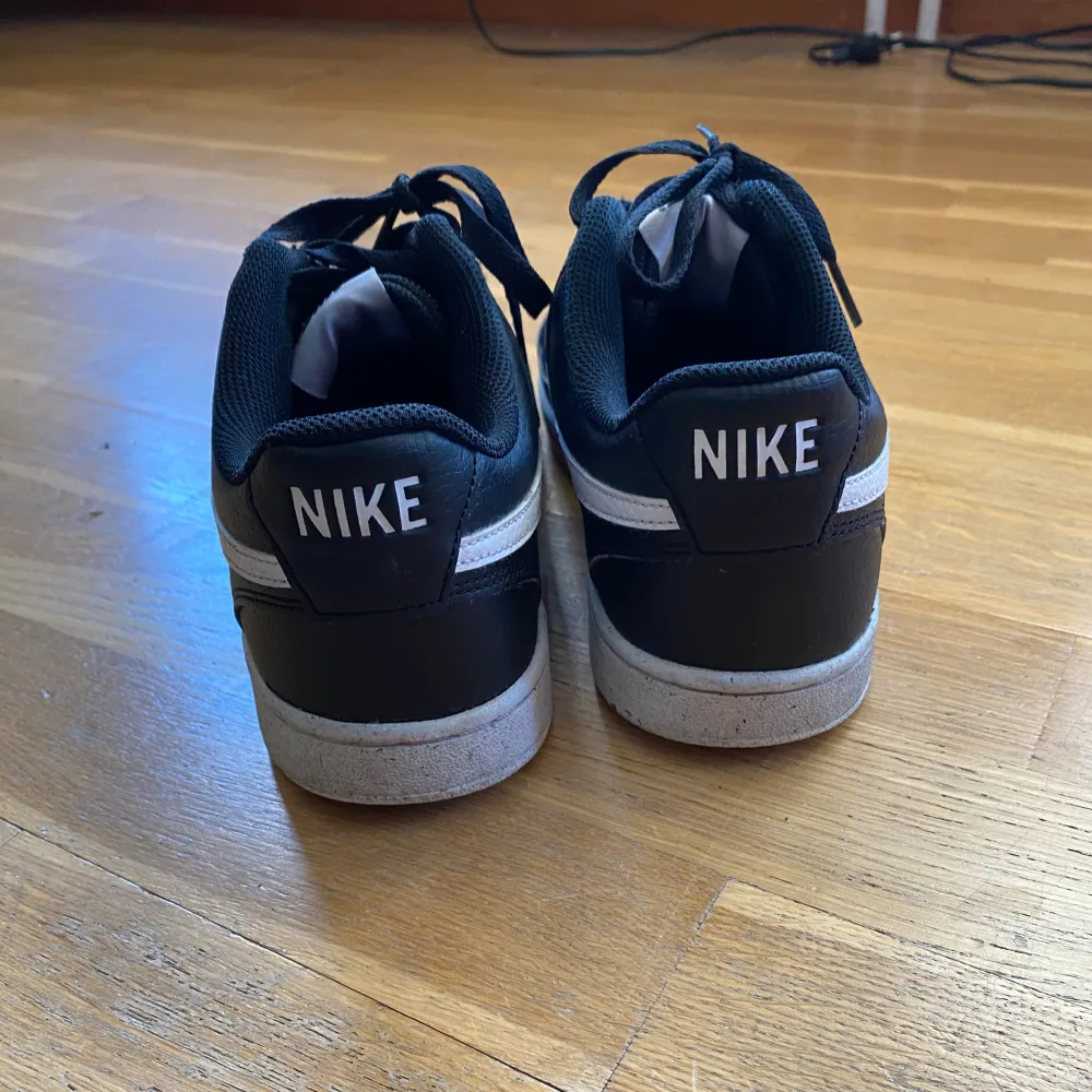 Skor från Nike i storlek 41 men passar som storlek 40.. Skor.