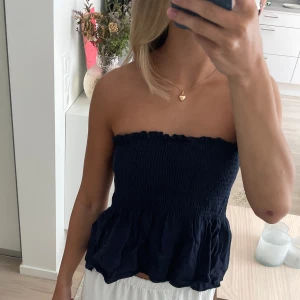 Topp - Toppen går att ha både med axelbanden uppe eller nere. Axelbanden går att knyta själv, för att reglera längd. Fint skick💙