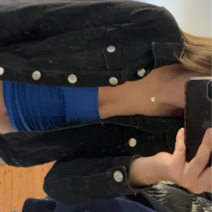 Jeansjacka - Skitsnygg jeansjacka från zara, köpt för 3 år sen och säljer eftersom den inte kommer till användning💕