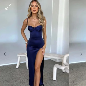 Babyboofashion klänning  - Modell: Alora maxi dress i färgen navy. Normalpris: 1400kr men säljer för 1150kr då frakten kostade 400kr så priset blir mycket billigare om du köper klänningen från då den är köpt från Australien.💗 skriv privat för fler frågor och/eller prisförslag.