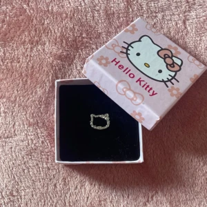 Hello kitty ring - Äkta silver, Ordinarie pris 200 säljer för 150. Asken ingår.