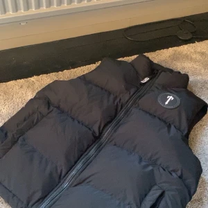Trapstar väst - Skick 10/10 aldrig använd den köpt gör 2600 den är äkta, pris kan diskuteras:)