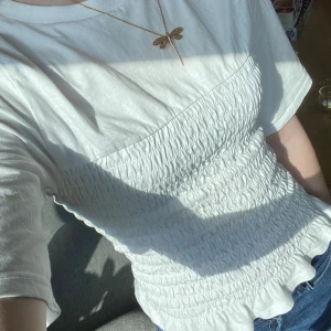 Vit topp från hm -  Säljer min trendiga smockade topp från H&M, inga effekter sparsamt använd och superfin, Den är i storlek S men jag skulle säga att den passar XS och M💗 kontakta mig om du har några frågor 😊