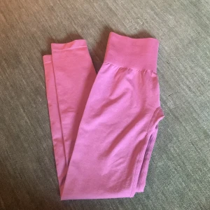 NVGTN tights  - Nvgtn tights i storlek S. Har skuggning vid rumpan, jättefint skick! 