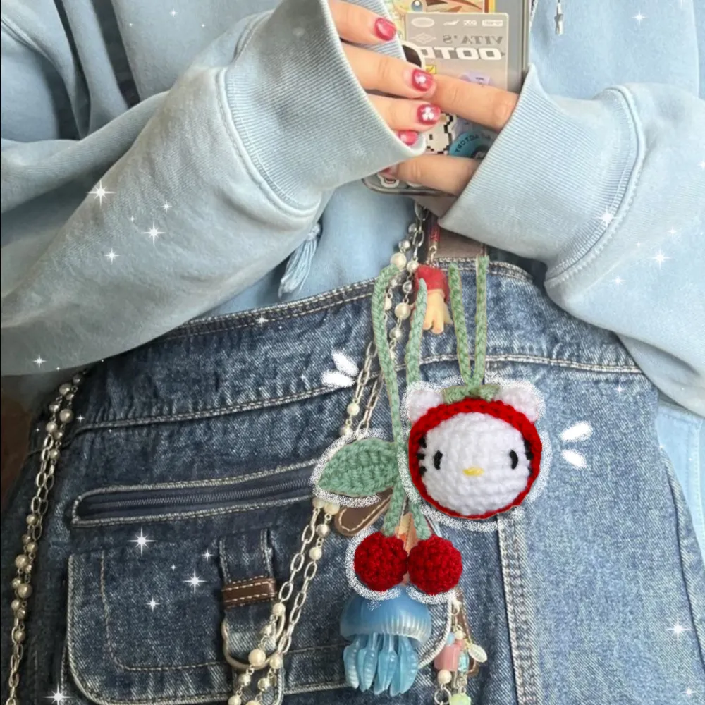 Supersöt virkad Hello Kitty med röd luva tillsammans med körsbär. Passar perfekt att hängas som bag charm dekoration på din väska! ♥️ Frakt 18kr via swish eller KÖP NU 💌 Postas inom 2 dagar efter betalning 🌷. Accessoarer.