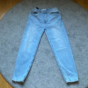 Dom här härliga sommar jeansen har mycket kvar att ge, är i bra kondition och är väldigt sköna, med ett original pris på 400 kr 