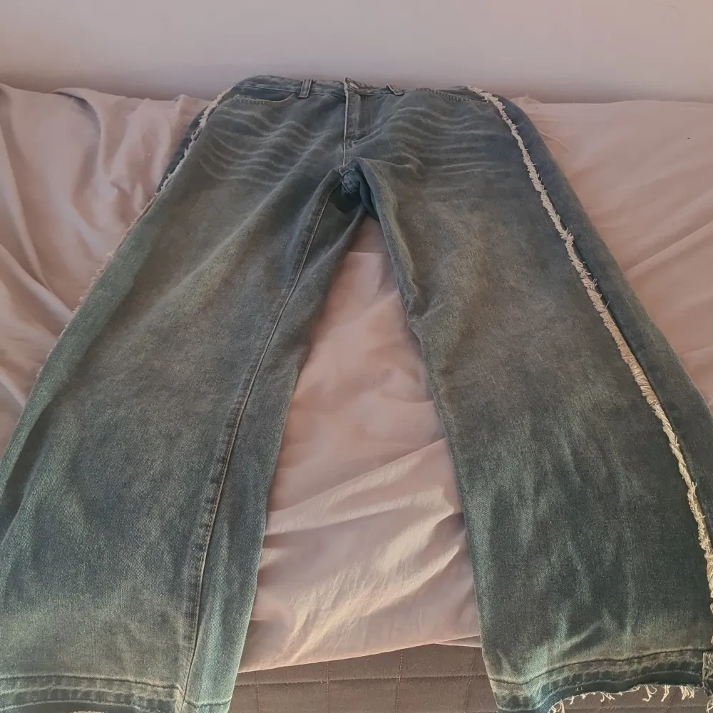 Baggy jeans vet ej var dom är i från, pris går att diskutera . Jeans & Byxor.