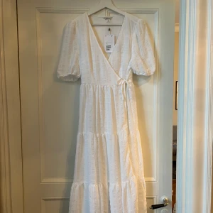 Sommarklänning - Superfin vi omlottklänning! Helt oanvänd, köpte till min egen student men valde till slut en annan. Perfekt till student, skolavslutning eller midsommar🌸✨