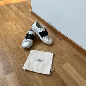 Valentino open skor - Säljer nu dessa sjukt snygga valentino open skor | skick 8/10 | ny pris 7000 kr | mitt pris 1999 kr | Hör av dig vid lilla minsta fundering 🙏😁