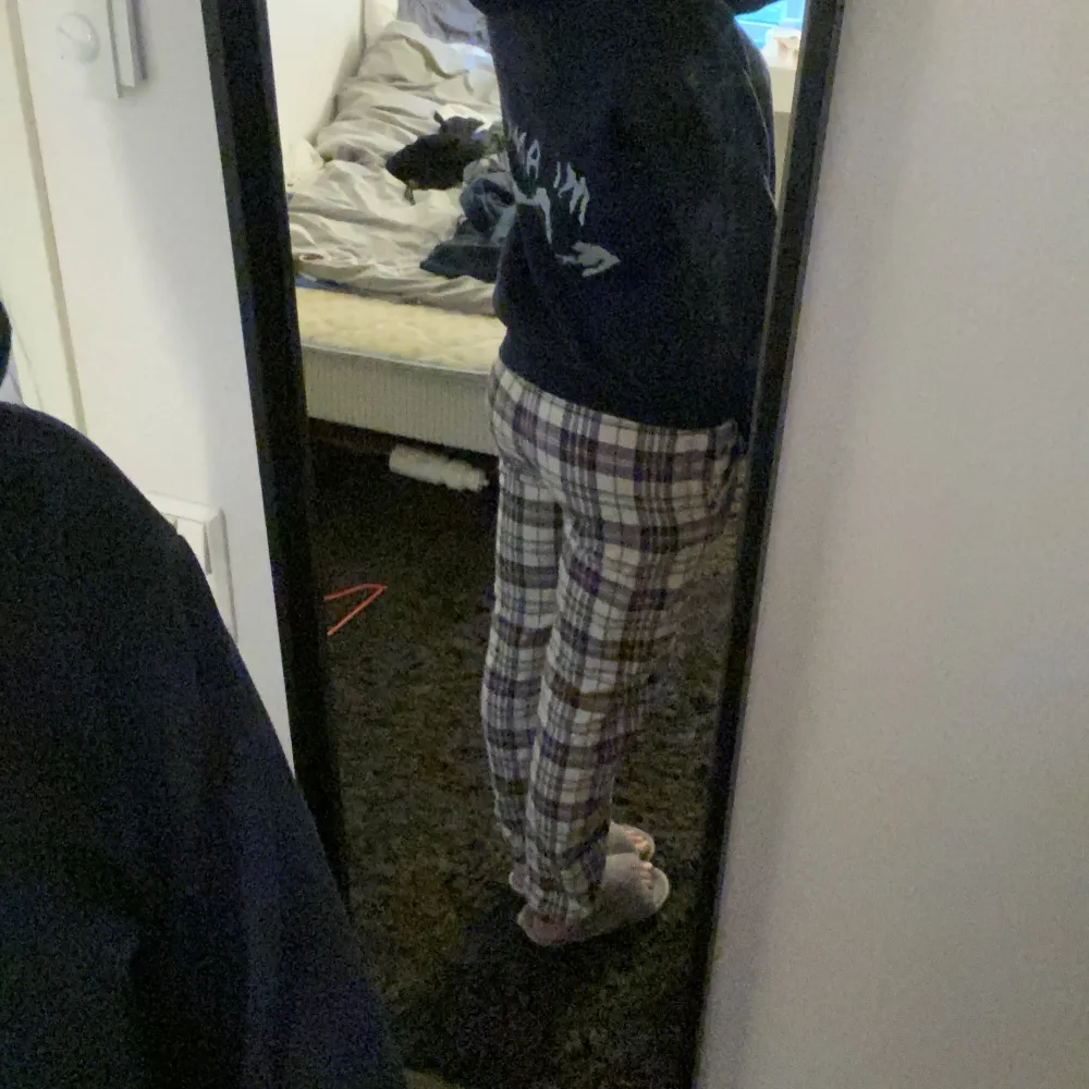 Säljer dessa pyjamasbyxor från Kappahl då jag har andra par, långa på mig som är 174. Jeans & Byxor.