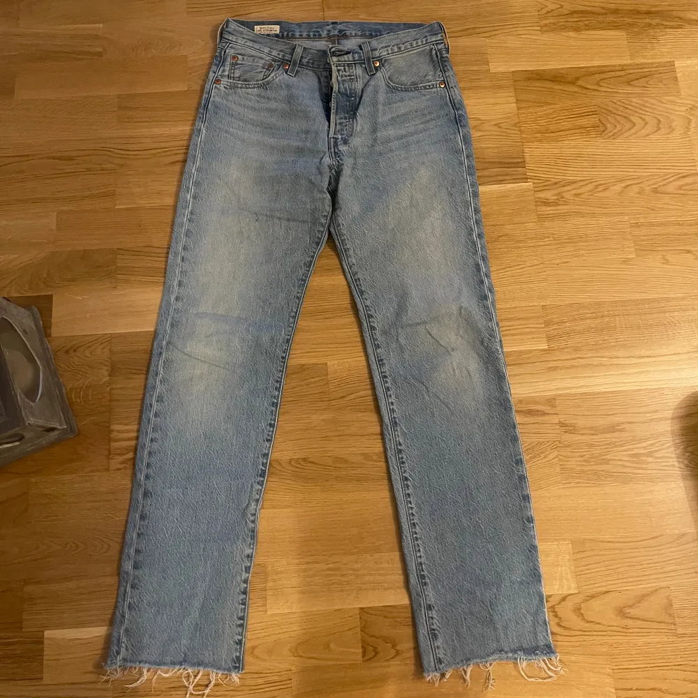 Snygga 501 jeans från levis i en ljus färg. De är i ett gott skick samt går att klippa beroende ens längd (är 175cm). De är i strl 30, så S/M beroende hur man vill att dom ska sitta. Jeans & Byxor.