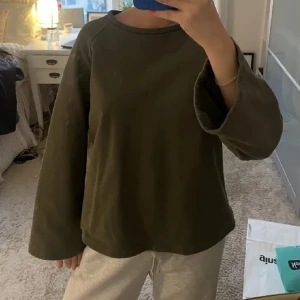Cos tröja  - Mörkgrön tröja från Cos som inte längre används💗