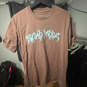 Jag säljer en brun Travis scott Astroworld t-shirt. Tröjan är i bra skick True to size och ej använd. Perfekt för sommaren dom kommer 149 kr. Size m Kontakta för mer information 