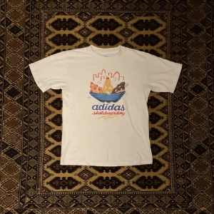 Adidas Skateborad T-Shirt - Skön vintage Adidas T-shirt Perfekt till sommaren 🌞 Storlek: S Fraktar samma dag som köp 📦  Hör av er vid frågor