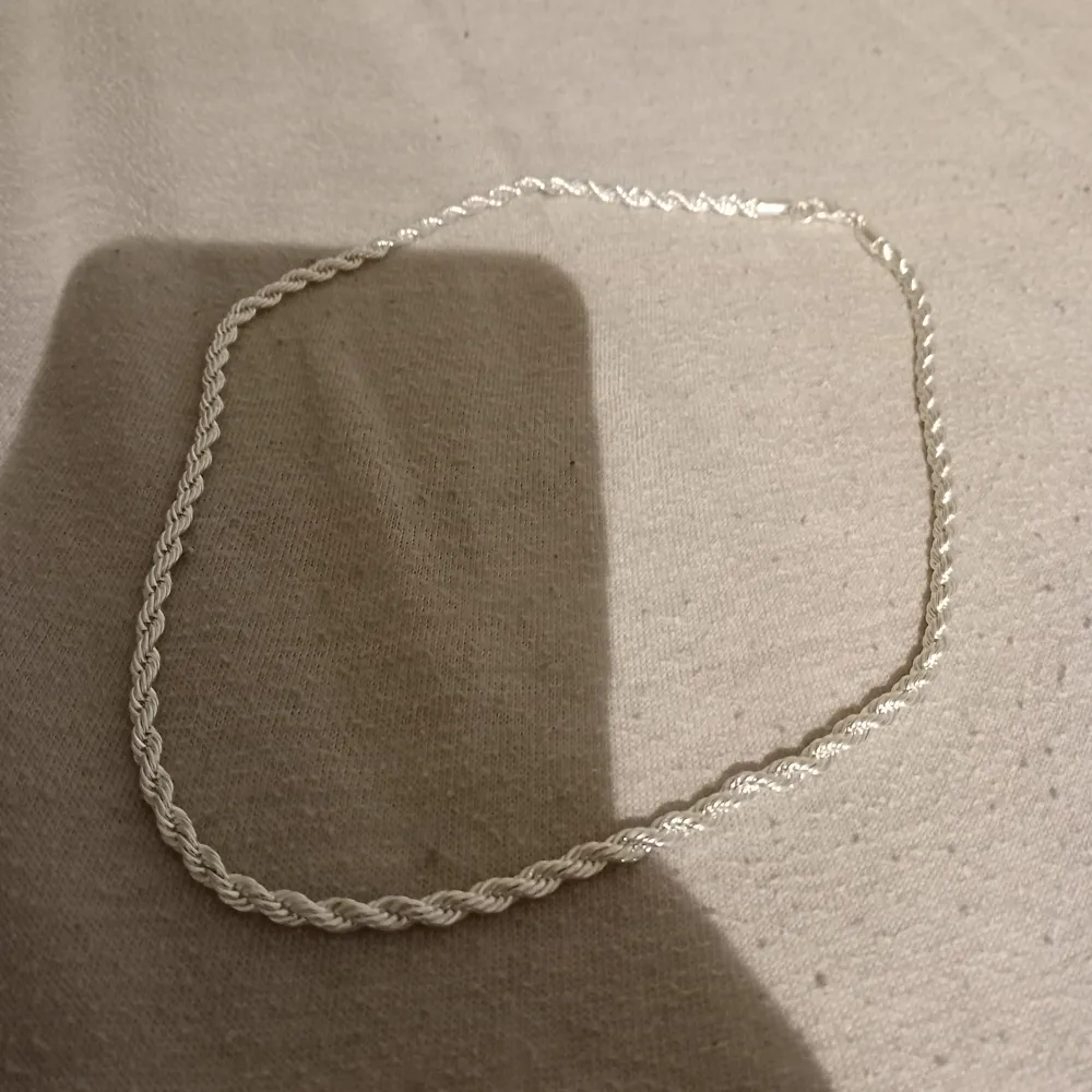 Helt ny silver cordell halsband. Som ni ser på sista bilden finns det 925 stämpel på den. Den är 50 cm lång och 5mm bred.. Accessoarer.