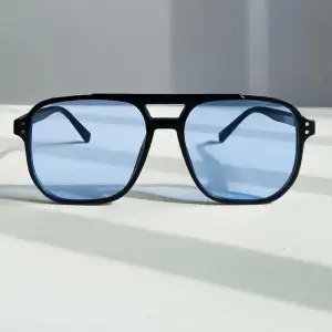 Riktigt feta solglasögon till sommarn.  Solglasögonen är i färgen blå och är i våran limiterade modell C4. Riktigt snygga och köp medans dem finns kvar! 