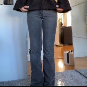 JEANS  - Jeans med hål på ena knät 💕