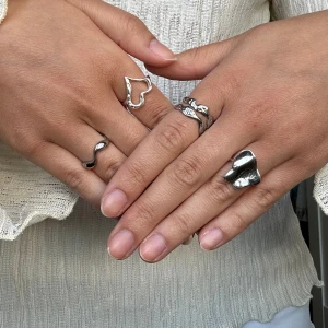 Ringar - Ringar från Olympia rings (ig hemsida). Dem är justerbara, dvs passar dem alla. Använda sparsamt och täckta med genomskinligt nagellack för att förebygga att färgen går bort. 🪩Säljer alla tillsammans.