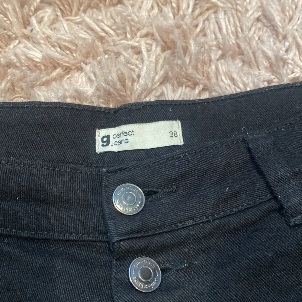 Säljer dessa skit snygga jeansshorts som e lågmdjade med många knappar. Dem är svarta i storlek 38/M. De är i bra skick och kommer från Gina. Skriv för mer frågor💖🫶. Shorts.