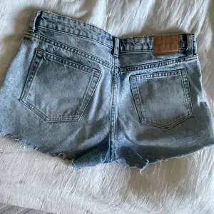 Low waist jeansshorts från weekday passar mig som har s❤️Använd fåtal gånger och köpte för 400