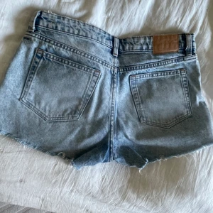 Lågmidjade jeans shorts - Low waist jeansshorts från weekday passar mig som har s❤️Använd fåtal gånger och köpte för 400