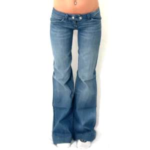 Så snygga Lågmidjade jeans i storlek 0 vilket motsvarar XS 🩷Jag är 166 cm!