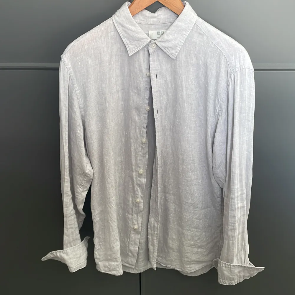 En ljus blå linne skjorta från uniqlo i bra skick. Använd lite förra sommaren men inte sen dess. Passar storlek S o säljs billigt!. Skjortor.