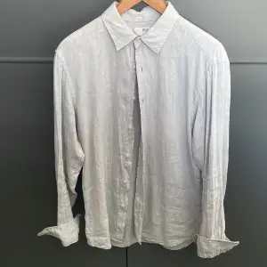 En ljus blå linne skjorta från uniqlo i bra skick. Använd lite förra sommaren men inte sen dess. Passar storlek S o säljs billigt!