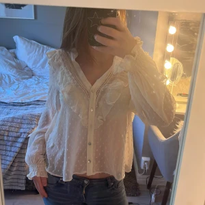 Blus från zara - Jättefin blus från zara, 1 knapp har gått av men syns knappt, annars inga defekter💞💞passar även storlek S