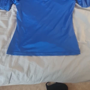 Långärmade tröja  - Nästa oanvända, säljer den p.g.a den var för liten. Inga fläckar eller hål. 