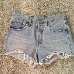 Jeans shorts - Strl 27. Levi’s, använda ett fåtal gånger, nytt skick inga defekter. Original pris 669kr.