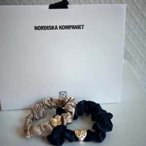 Armband/hårband - Säljer två jättefina hårband i färgerna beige och mörkblåa, som man även kan ha som armband Från byeloise london💕 Aldrig använda och kvitto finns! 100kr st (nypris 124kr st)