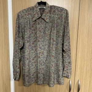 Vintage blus - Köpte den på en vintage butik i istanbul. Vintage blommig blus, puffade armar, oversize look, jätte bekväm och fin.