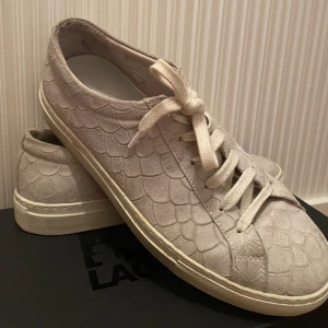Axel Arigato skor - Säljer dessa fina Axel Arigato sneakers i storlek 40. Säljs i befintligt skick då de är använda mkt!
