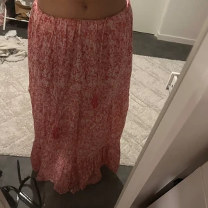 Klänning/Kjol från zara - Säljer denna superfina slutsålda klänningen från zara från förra året! Använd fåtal gånger. Går att ha som klänning och vika in som kjol! 