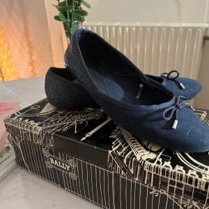 Ballerina skor - Sååå snygga ballerina skor med en rosett där fram!! Säljer endast då de är för små💘💘har bara används en gång